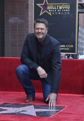 Entertainment Bilder des Tages Singer and entertainer Blake Shelton kneels beside his star during an unveiling ceremony honoring him with the 2,755th star on the Hollywood Walk of Fame on Friday, May 12, 2023.  LAP2023051211 JIMxRUYMEN