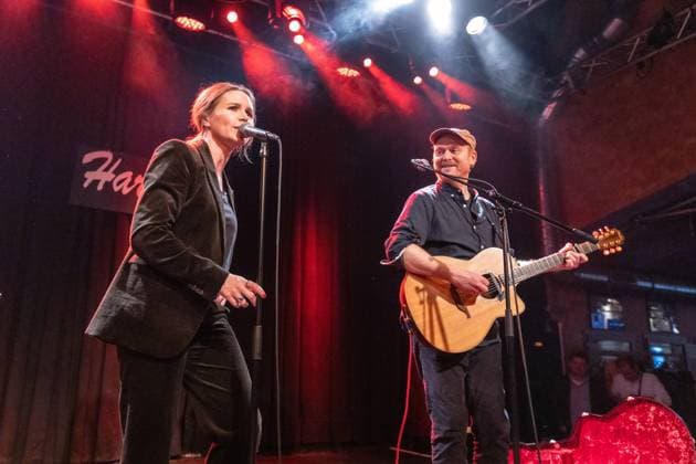 Bilder des Jahres 2023, Entertainment 05 Mai Entertainment Themen der Woche KW19 Entertainment Bilder des Tages Sängerin Nina PERSSON (Schweden - Cardigans) und Singer Songwriter James YORKSTON (Schottland) - Das Duo JAMES YORKSTON UND NINA PERSSON beim Live Auftritt in der Harmonie in Bonn Endenich 12.05.2023 Bonn Endenich NRW Deutschland