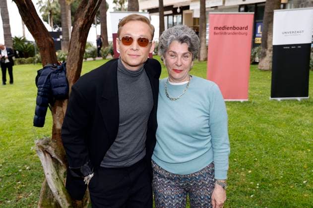 Bilder des Jahres 2023, Entertainment 05 Mai Entertainment Themen der Woche KW20 Entertainment Bilder des Tages Matthias Schweighöfer und Kirsten Niehuus beim German Films und Medienboard Empfang 2023 im Garten des Hotels Mondrian Cannes auf dem Festival de Cannes 2023 76. Internationale Filmfestspiele von Cannes. Cannes, 20.05.2023