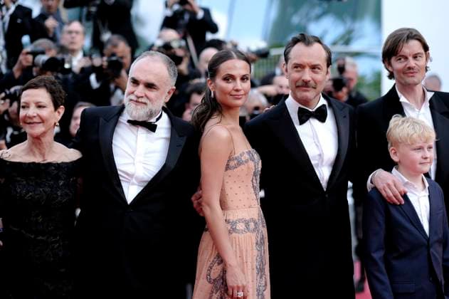 Bilder des Jahres 2023, Entertainment 05 Mai Entertainment Themen der Woche KW20 Entertainment Bilder des Tages Gabrielle Tana, Karim Ainouz, Alicia Vikander, Jude Law, Gast und Sam Riley bei der Premiere des Kinofilms Firebrand auf dem Festival de Cannes 2023 76. Internationale Filmfestspiele von Cannes im Palais des Festivals. Cannes, 21.05.2023