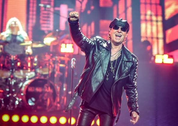 Bilder des Jahres 2023, Entertainment 05 Mai Entertainment Themen der Woche KW21 Entertainment Bilder des Tages 23.05.2023, xlakx, Entertainment Musik, Scorpions - Rock Believer-World Tour emspor, v.l. Deutschland-Tour Â«Rock Believer-World TourÂ» der deutschen Rockband Scorpions in der Mercedes Benz Arena Berlin. Klaus Meine (Gesang, l) Berlin