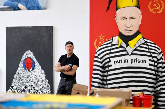 Bilder des Jahres 2023, Entertainment 05 Mai Entertainment Themen der Woche KW21 Entertainment Bilder des Tages Bananen-Sprayer Thomas Baumgärtel in seinem Atelier in Köln. Der Künstler ist gerade von einer Reise durch die Ukraine zurückgekehrt, wo er Protest-Kunst an verschiedenen Gebäuden und Objekten anbrachte wie etwa zerstörten Panzern. Köln, 23.05.2023 NRW Deutschland Copyright: xChristophxHardtx