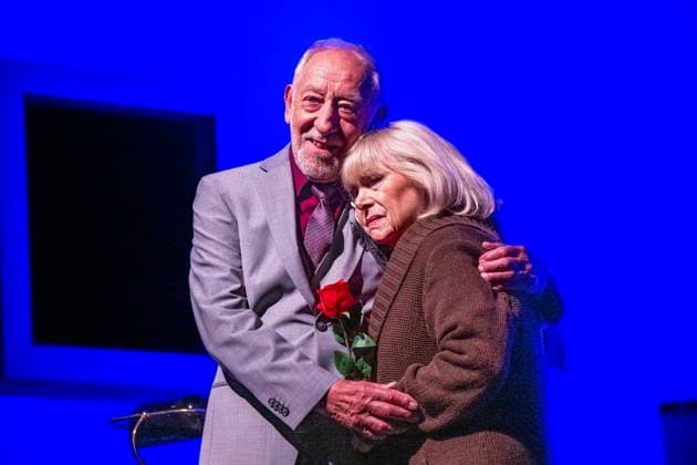 Bilder des Jahres 2023, Entertainment 05 Mai Entertainment Themen der Woche KW21 Entertainment Bilder des Tages Fotoprobe Theaterstück Love Letters mit Dieter Hallervorden, Theater: Dieter Hallervorden (l) spielt als Andrew zusammen mit Dagmar Biener (r) in dem Theaterstück Love Letters - Liebesbriefe - von A. R. Turney im Schlosspark Theater in Berlin. Die Premiere findet am 27. Mai statt. Berlin Schlosspark Theater Berlin Deutschland Copyright: xDavidxInderliedx