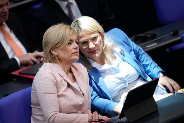 News Bilder des Tages Deutscher Bundestag, 106. Plenarsitzung Julia Kloeckner (CDU) im Dialog mit ihrer Parteikollegin Christina Stumpp im Plenarsaal bei der 106. Sitzung des Deutschen Bundestag, 25.05.2023, Berlin Berlin Berlin Deutschland