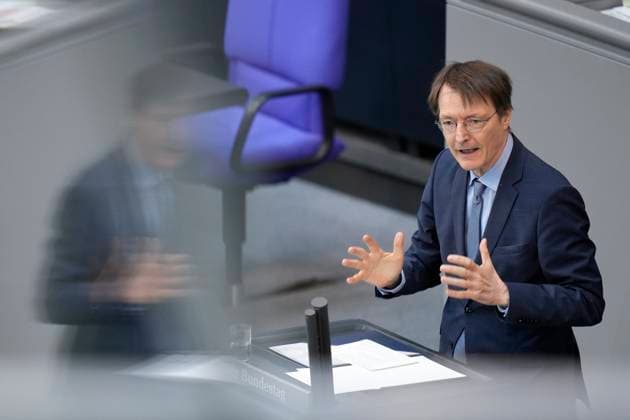 News Bilder des Tages Deutscher Bundestag, 107. Plenarsitzung Gesundheitsminister Karl Lauterbach (SPD) im Portrait bei seiner engagierten Redein der der Debatte zum Pflegeunterstuetzungsgesetz bei der 107. Sitzung des Deutschen Bundestag in Berlin, 26.05.2023 Berlin Berlin Deutschland