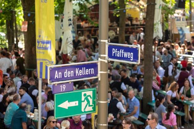 26.05.2023 Reportage, der erste Tag auf der Bergkirchweih 2023, Freitag vor Pfingsten, Rund um die Keller am Burgberg bei wunderbarem Frühlingswetter DIe Wege haben passende Namen Erlangen Bayern Deutschland