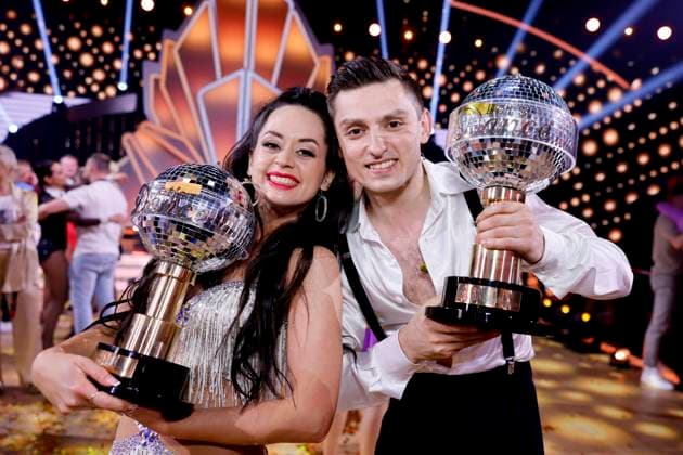 Bilder des Jahres 2023, Entertainment 05 Mai Entertainment Themen der Woche KW21 Entertainment Bilder des Tages Tänzerin Malika Dzumaev und Tänzer Zsolt Sandor Cseke mit Siegerpokalen bei der Profi-Challenge der 16. Staffel der RTl-Tanzshow Let s Dance in den MMC-Studios. Das Tanzpaar konnte den Wettbewerb in diesem Jahr gewinnen. Köln, 26.05.2023 NRW Deutschland Copyright: xChristophxHardtx