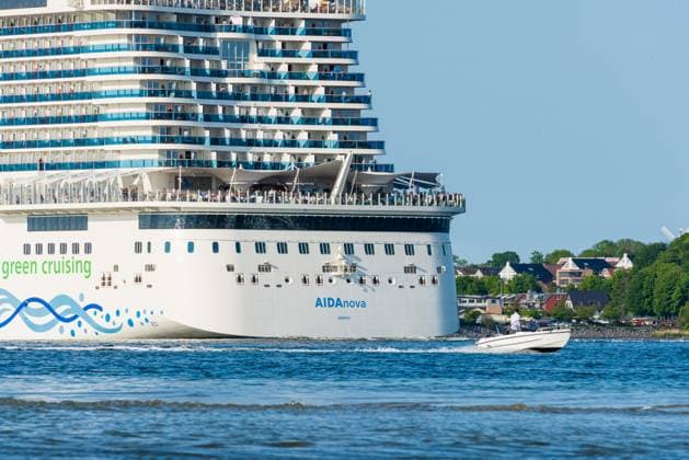 Kiel, Deutschland, 29. Mai 2023 Das größte jemals in Kiel zu Gast gewesene Kreuzfahrtschiff die AIDAnova der TUI Cruises beim Auslaufen für eine Kreuzfahrt in die Ostsee nach Bergen (Norwegen) fahrend