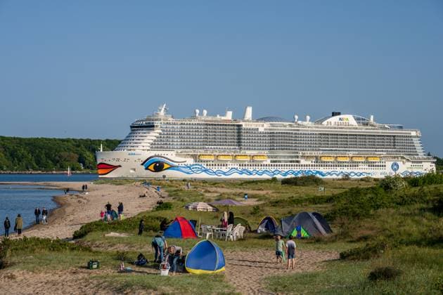 Kiel, Deutschland, 29. Mai 2023 Das größte jemals in Kiel zu Gast gewesene Kreuzfahrtschiff die AIDAnova der TUI Cruises beim Auslaufen für eine Kreuzfahrt in die Ostsee nach Bergen (Norwegen) fahrend