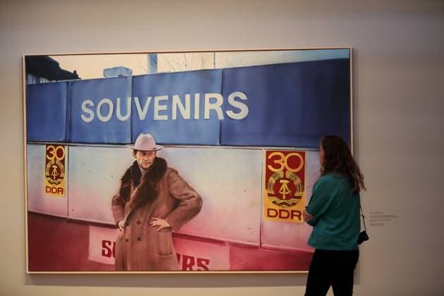 Bilder des Jahres 2023, Entertainment June 06 Entertainment Themen der Woche KW22 Entertainment Bilder des Tages Eine Frau betrachtet das Gemälde Ohne Titel aus der Serie Lieber Maler, male mir (Martin Kippenberger, 1981, Acryl auf Leinwand) während einer Vorbesichtigung in der Ausstellung Werk Statt Sammlung Kunstwerke aus der Sammlung Hasso Plattner im Kunsthaus Das Minsk auf dem Brauhausberg in Potsdam, 1. Juni 2023. Ausstellungslaufzeit 3. Juni bis 20. August 2023. Das Minsk Kunsthaus in Potsdam