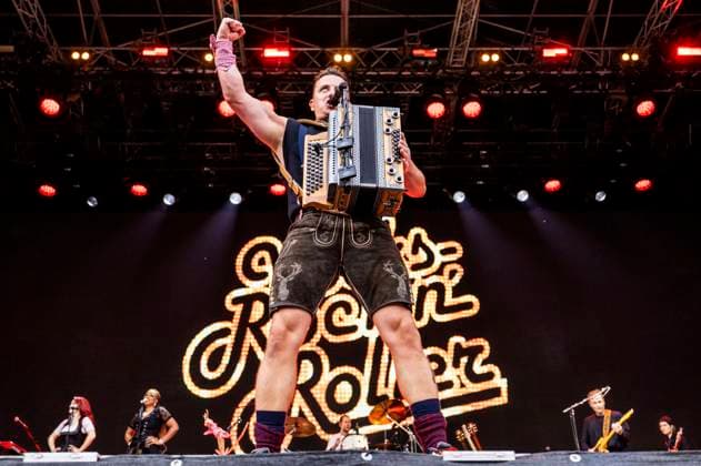 Bilder des Jahres 2023, Entertainment June 06 Entertainment Themen der Woche KW22 Andreas Gabalier live bei einem Konzert seiner Dirndl-Wahnsinn-Hulapalu! -Tour auf der Waldbühne Schwarzenberg im Rockelmannpark. Schwarzenberg Erzgebirge, 02.06.2023