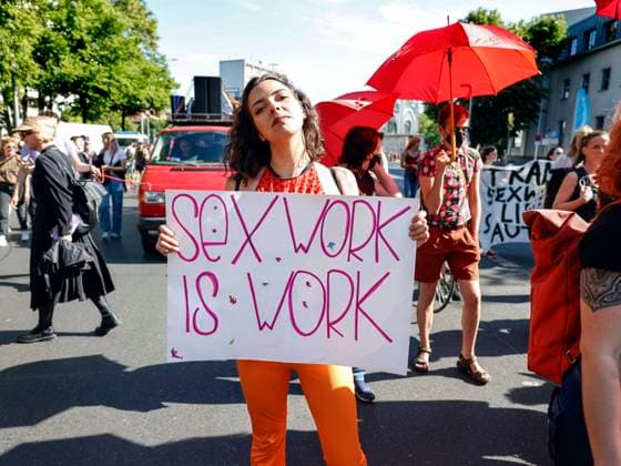 Demo Sexarbeiterinnen Berlin, 03.06.2023 - Sexarbeiterinnen demonstrieren gegen das Prostituiertenschutzgesetz am Internationalen Hurentag. Sie fordern ein Ende der Registrierungspflicht und einen besseren Schutz durch die Polizei vor Uebergriffen. Berlin Berlin Deutschland