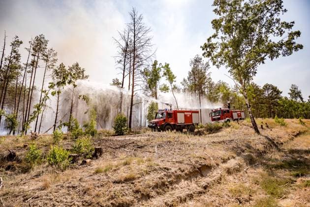 Bilder des Jahres 2023, News June 06 News Themen der Woche KW22 News Bilder des Tages Waldbrand in Jüterbog breitet sich auf 150 Hektar aus, Bei dem Waldbrand bei Jüterbog verschärfte der aufkommende Wind und die warmen Temperaturen am Wochenende die Lage am Brandort. Das Feuer hatte sich bis zum Sonntagnachmittag auf ca. 150 Hektar ausgedehnt. Die Feuerwehr Jüterbog war mit zahlreichen Kräften im Einsatz und löschte vom Weg aus partiell die Brandherde ab, nach wie vor kann die Feuerwehr nur eingeschränkt vom Boden aus löschen, aufgrund der vorhandenen Munitionsverdachtsflächen auf dem gesamten Gebiet. Jüterbog Brandenburg Deutschland