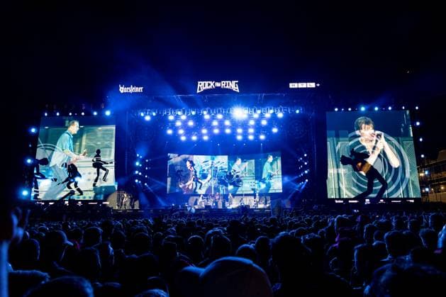 Bilder des Jahres 2023, Entertainment June 06 Entertainment Themen der Woche KW22 Entertainment Bilder des Tages Die Utopia Stage auf dem Fahrerlager bei Nacht mit den Headlinerns Die Toten Hosen - Das 3 Tage Festival ROCK AM RING vom 02. Bis 04. Juni 2023 auf dem Nürburgring in der Eifel ist das traditionsreichste Rockfestival Deutschlands. Bereits über 70.000 Tickets wurden bislang verkauft. 3. Tag, Sonntag - 04.06.2023 Nürburg Nürburgring Rheinland-Pfalz Deutschland