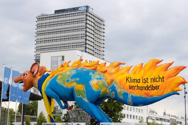 Bilder des Jahres 2023, News June 06 News Themen der Woche KW23 News Bilder des Tages Brennendes Känguru mit der Aufschrift KLIMA IST NICHT VERHANDELBAR vom Düsseldorfer Künstler Jacques Tilly auf dem Platz der Vereinten Nationen - Die Bonn Climate Change Conference vom 05. - 15. Juni 2023 im World Conference Center Bonn (WCCB) ist eine Vorbereitungskonferenz zum Weltklimagipfel in Dubai COP28 im November Dezember 2023 07.06.2023 Bonn Gronau NRW Deutschland