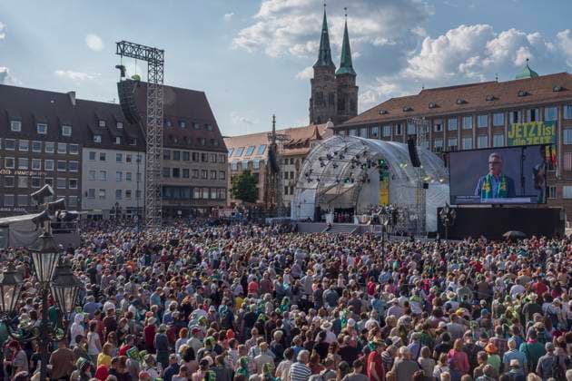 Bilder des Jahres 2023, News June 06 News Themen der Woche KW23 07.06.2023, Deutscher Kirchentag 2023 Eröffnungsgottesdienst, Nürnberg: Anlässlich des Eröffnungsgottestdienstes des Kirchentageses 2023 kamen am Nachmittag mehrere tausend Menschen auf den Nürnberger Hauptmarkt. Hauptmarkt Bayern Deutschland Eröffnungsgottesdienst Kirchentag 2023 Nürnberg-37