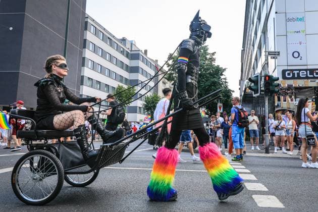 Bilder des Jahres 2023, News June 06 News Themen der Woche KW23 News Bilder des Tages 20th anniversary Christopher Street Day and Pride march, Düsseldorf, Ggermany Düsseldorf, Germany, 10th June 2023. Members of the fetish community join in the march. Several thousand participants, revellers from the LGBT+ communities, as well as many friends, families and sympathisers, take part in the 20th anniversary Christopher Street Day march, followed by festivities and parties in the NRW capital. CSD also incorporates Düsseldorf Pride. This year s motto is Gemeinsam Lohnt Sich (together it s worthwhile)., Credit:Imageplotter Avalon Copyright: xImageplotterx xAvalonx 0782595042