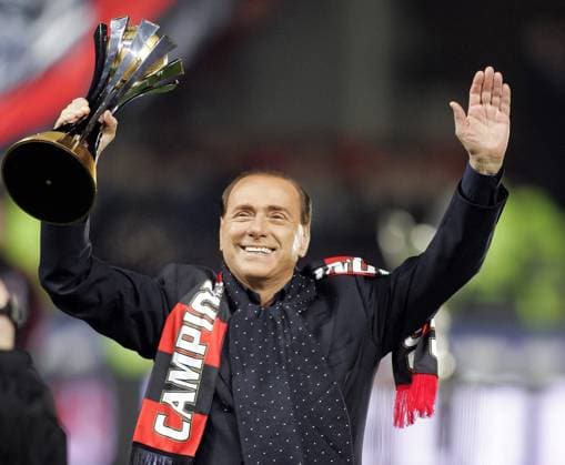 Foto IPP Alberto Sabattini Milano 13 01 2008 Calcio Campionato di Serie A 2007 2008 Milan-Napoli 5-2 nella foto il presidente del Milan Silvio Berlusconi solleva la Coppa Intercontinentale con al collo una sciarpa rossonera italyphotopress world copyright
