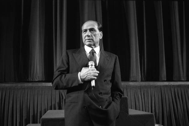 The first official release in the electoral campaign for the political elections, by Silvio Berlusconi Silvio Berlusconi, leader of Forza Italia, died today at the age of 86. 02 03 1994 Milano, teatro Manzoni. La prima uscita ufficiale in campagna elettorale per le elezioni politiche, di Silvio Berlusconi. L ingresso in politica di Berlusconi, noto anche come discesa in campo , avvenne il 26 gennaio 1994 e fu reso noto attraverso un messaggio televisivo. The first official release in the electoral campaign for the political elections, by Silvio Berlusconi. Berlusconi s entry into politics, also known as descent into the field , took place on 26 January 1994 and was announced through a television message busta 10267, Credit:Mimmo Chianur Copyright: xMimmoxChianurax xAvalonx 0782918612