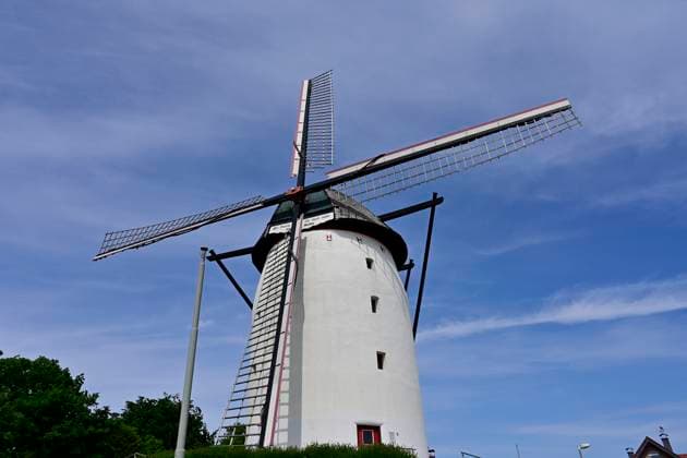 28.05.2023, DEU, Nordrhein-Westfalen, Niederrhein, Geldern. Geldern liegt im unteren Niederrheingebiet im Westen des LAndes NRW und ist eine mittlere kreisangehoerige Stadt des Kreises Kleve im Regierungsbezirk Duesseldorf. Geldern traegt aufgrund seiner Historie den inoffiziellen Beinamen Herzogstadt und hat ca. 33.700 Einwohner. Die Steprather Muehle ist eine Turmwindmuehle am linken Niederrhein und das Wahrzeichen von Geldern-Walbeck. Sie ist die aelteste noch voll funktionsfaehige Windmuehle in Deutschland und war jahrhundetelang der wichtigste Gewerbebetrieb der Gemeinde. Sie wurde um 1450 erbaut. Steprather Muehle in Geldern Geldern