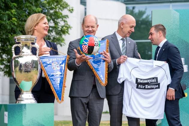 Bilder des Jahres 2023, News June 06 News Themen der Woche KW24 News Bilder des Tages Bundeskanzler und die Bundesinnenministerin empfaengen Vertreter des DFB anlaesslich der Fussball-EM 2024 in Deutschland Philipp Lahm Turnierdirektor EURO 2024 gemeinsam mit Bundeskanzler Olaf Scholz (SPD), Innenministerin Nancy Faeser (SPD) und Bernd Neuendorf DFB-Praesident mit Pokal, Trikot Wimpel und Ball, den der Bundeskanzler in die Luft wirft beim Empfang von Vertretern des DFB anlaesslich der Fussball-EM 2024 in Deutschland im Kanzlergarten des Bundeskanzleramt, Berlin , 14.06.2023 Berlin Berlin Deutschland