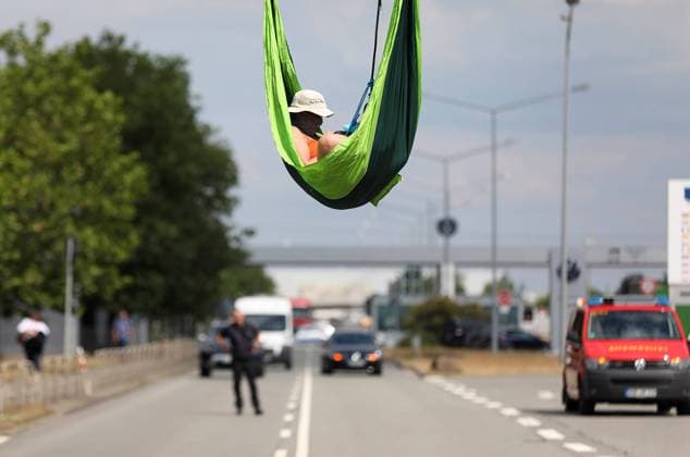 Bilder des Jahres 2023, News June 06 News Themen der Woche KW24 News Bilder des Tages Niedersachsen Wolfsburg, 14.06.2023, VW Werk Nordstraße, Aktivisten haben die Haupt-Liefereinfahrt zum Volkswagen-Werk in Wolfsburg mit einer spektakulären Kletteraktion blockiert.