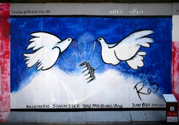 Rosemarie Schinzler, Weiße Friedenstauben tragen das Brandenburger Tor, Kunstwerk auf der ehemaligen Berliner Mauer, Graffiti, East Side Gallery, Berlin, Deutschland, Europa Copyright: imageBROKER MichaelxWeber iblimw09338689.jpg