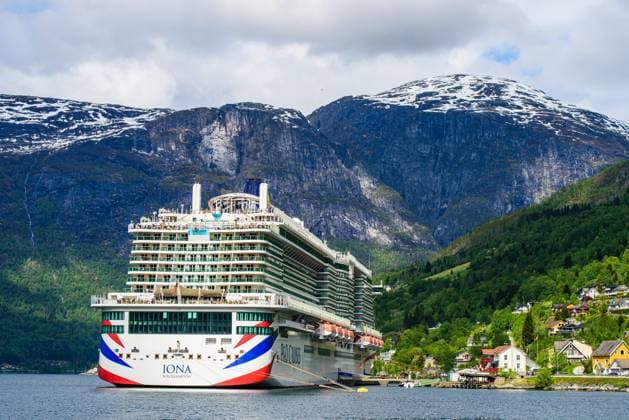 IONA PandO CRUISES, Kreuzfahrtschiff, Berge und Fjord, Olden, Innvikfjorden, Norwegen, Europa Copyright: imageBROKER MaciejxOlszewski iblmao09332408.jpg