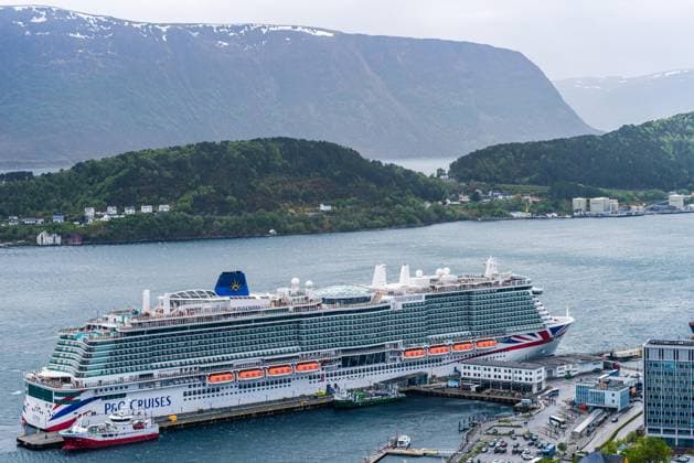 IONA PandO CRUISES, Kreuzfahrtschiff in ALESUND, Geirangerfjord, Norwegen, Europa Copyright: imageBROKER MaciejxOlszewski iblmao09334437.jpg