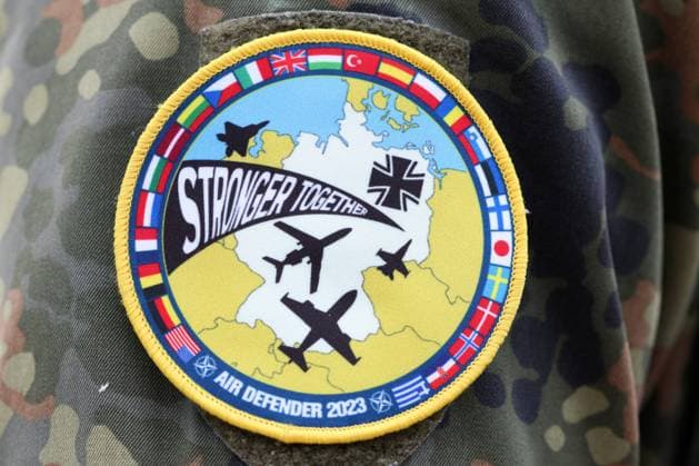 Bilder des Jahres 2023, News June 06 News Themen der Woche KW24 News Bilder des Tages Patch AIR DEFENDER 2023 STRONGER TOGETHER auf einer Uniform. Hachenberg-Kaserne. Luftwaffenuebung (Luftwaffenübung) Air Defender 2023. Der Inspekteur der Luftwaffe, Generalleutnant Ingo Gerhartz besucht den Einsatzfuehrungsbereich (Einsatzführungsbereich) 2. Air Defender 2023 am 15.06.2023 in Erndtebrueck Deutschland.