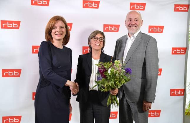 Bilder des Jahres 2023, News June 06 News Themen der Woche KW24 News Bilder des Tages Die Journalistin und Juristin Ulrike Demmer (M.) wird neue Intendantin des Rundfunks Berlin-Brandenburg (RBB). (Foto: Interimsintendantin Katrin Vernau (li.) und der Rundfunkratsvorsitzende Oliver Buergel (Bürgel) gratulieren zur Wahl) Der Rundfunkrat des Senders waehlte die 50-jaehrige fruehere stellvertretende Sprecherin der Bundesregierung am Freitag (16.06.2023) in Potsdam zur regulaeren Nachfolgerin von Ex-Intendantin Patricia Schlesinger, verlautete aus dem Rundfunkrat. (Foto vor Sitzungsbeginn) Die Amtszeit der Intendantin laeuft fuenf Jahre. (Siehe epd-Meldung vom 16.06.2023)