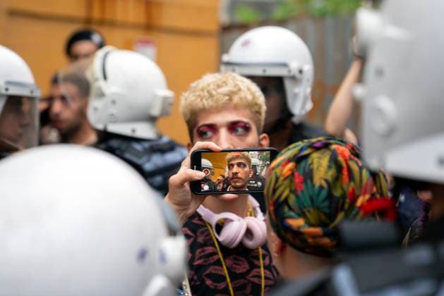 Bilder des Jahres 2023, News June 06 News Themen der Woche KW24 News Bilder des Tages June 18, 2023, Taksim, Istanbul, Turkey: Turkish police blocks the march of supporters of the LGBT (lesbian, gay, bisexual, transgender) community during the ‹Trans Pride Parade Istanbul in Istanbul, Turkey, 18 June 2023. Taksim Turkey - ZUMAu194 20230618_zip_u194_012 Copyright: xTolgaxUluturkx