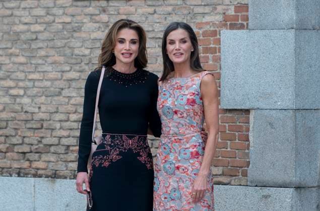 Bilder des Jahres 2023, Entertainment June 06 Entertainment Themen der Woche KW25 Entertainment Bilder des Tages Queen Letizia And Queen Rania Visits A School - Madrid Queen Letizia (r) and Her Majesty Queen Rania of Jordan (l) pose on their arrival at the visit of the Patrimonio Nacional workshop schools and employment workshops, at the Royal Palace, June 19, 2023, in Madrid, Spain. The King and Queen of Jordan arrived today in Spain on an official visit. The sovereigns of the Hashemite kingdom return to Spain eight years after their last visit. The visit takes place on the occasion of the celebration of the meeting of the Aqaba Process, in Cordoba, Andalusia. The Aqaba Process, an initiative of the King of Jordan, develops a series of international meetings aimed at strengthening military and security cooperation, coordination and exchange of experi Copyright: xEuropaxPress ABACAx 857502_002 EuropaxPress ABACAx 857502_002
