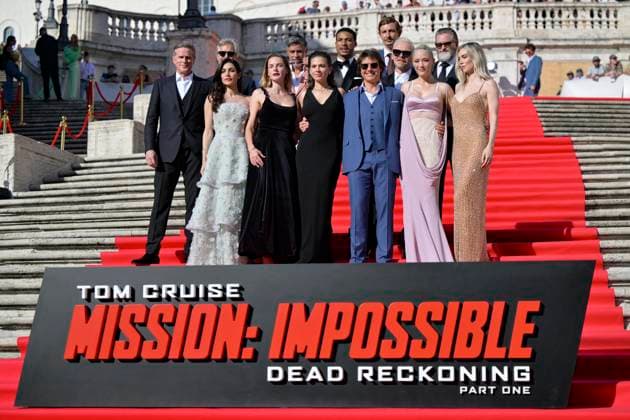 Bilder des Jahres 2023, Entertainment June 06 Entertainment Themen der Woche KW25 Entertainment Bilder des Tages January 27, 2021, ROME, ITALY: (From L back row) British actor Cary Elwes, Canadian actor Henry Czerny, US actor Esai Morales, US actor Greg Tarzan Davis, British actor Simon Pegg, British actor Frederick Schmidt, US actor Shea Whigham (from L first row) Cuban, Italian and US actress Mariela Garriga, Swedish actress Rebecca Ferguson, British-US actress Hayley Atwell, US film director Christopher McQuarrie, US producer and actor Tom Cruise, French actress Pom Klementieff and British actress Vanessa Kirby pose during a photocall for the movie Mission: Impossible - Dead reckoning Part 1 at Spanish Steps (Piazza di Spagna) in Rome, Italy, 19 June 2023. ANSA ETTORE FERRARI ROME ITALY - ZUMAa110 20210127_zaf_a110_040 Copyright: xEttorexFerrarix