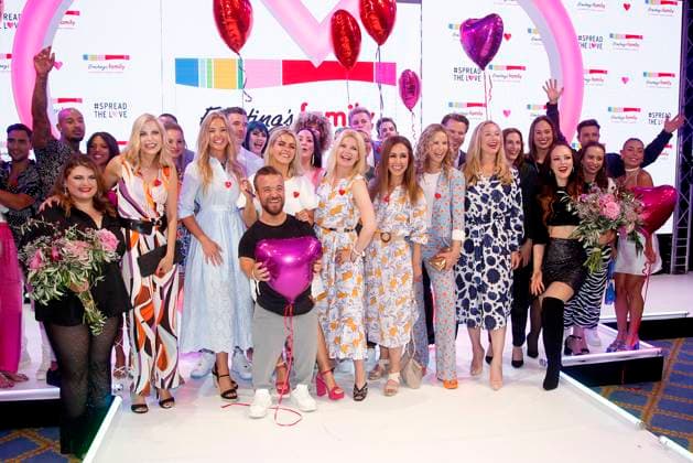 Bilder des Jahres 2023, Entertainment June 06 Entertainment Themen der Woche KW25 Gruppenbild mit den Hauptakteuren auf dem Laufsteg bei der Ernstings Family Spread the Love Fashion Show Herbst Winter 23 24 am 19.06.2023 in Hamburg Ernstings Family Modenschau 2023 in Hamburg