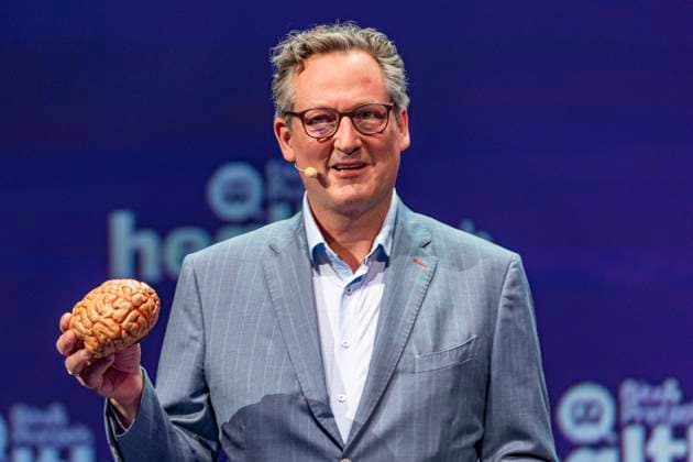 Bilder des Jahres 2023, Entertainment June 06 Entertainment Themen der Woche KW25 Entertainment Bilder des Tages Moderator Eckart von Hirschhausen mit Hirn Model in der Hand bei Bits & Pretzels healthtech in der Messe in München Datum: 20.06.2023