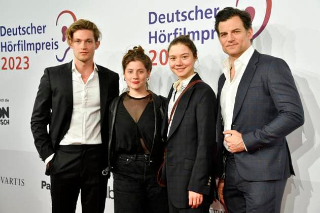 Bilder des Jahres 2023, Entertainment June 06 Entertainment Themen der Woche KW25 Entertainment Bilder des Tages Damian Hardung, Rieke Seja, Hannah Schiller und Torben Liebrecht bei der Verleihung des 21. Deutschen Hörfilmpreises 2023 in der Hauptstadtrepräsentanz der Deutschen Telekom. Berlin, 20.06.2023