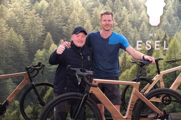 Bilder des Jahres 2023, News June 06 News Themen der Woche KW25 News Bilder des Tages 21.06.2023 xkhx Frankfurt am Main, Messe EUROBIKE- Weltleitmesse der Fahrrad- und Mobilitäts-Branche. My-Esel-Markenbotschafter Joey Kelly und My-Esel Chef Christoph Fraundorfer enthüllen das neue elektrische Gravelbike aus Holz.