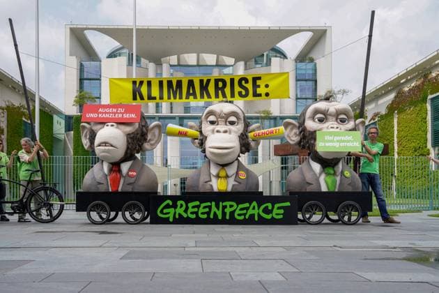 Bilder des Jahres 2023, News June 06 News Themen der Woche KW25 News Bilder des Tages Demonstation von Greenpeace vor dem Bundeskanzleramt Demonstation von Greenpeace Aktivisten um auf die Klimakrise aufmerksam zu machen. Mit drei Affen mit Schildern mit der Aufschrift Augen zu und Kanzler sein , nie gehoert und viel geredet und zu wenig erreicht vor dem Bundeskanzleramt, Berlin, 21.06.2023 Berlin Berlin Deutschland