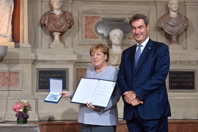 Bilder des Jahres 2023, News June 06 News Themen der Woche KW25 News Bilder des Tages Markus SOEDER (Ministerpraesident Bayern und CSU Vorsitzender) mit Angela MERKEL. Aushaendigung des Bayerischen Verdienstordens an Frau Bundeskanzlerin a. D. Dr. Angela Merkel am 21.06.2023 im Antiquariat der Residenz in Muenchen.
