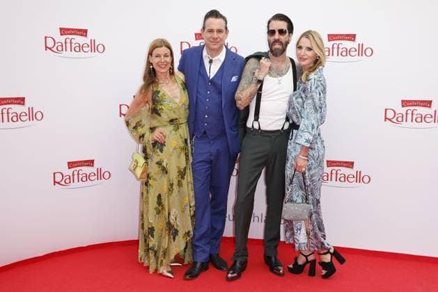 Bilder des Jahres 2023, Entertainment June 06 Entertainment Themen der Woche KW25 Entertainment Bilder des Tages Alec Voelkel mit seiner Ehefrau Johanna Michels und Sascha Vollmer mit seiner Ehefrau Jenny beim Raffaello Summer Day Event am 21.6.2023 in Berlin Raffaello Summer Day Event 2023 in Berlin