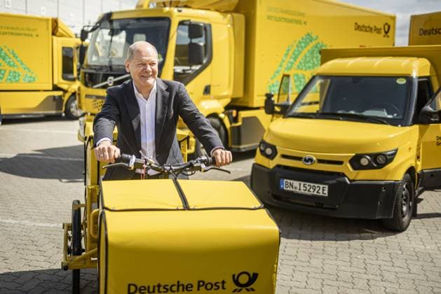 Bilder des Jahres 2023, News June 06 News Themen der Woche KW25 Bundeskanzler Olaf Scholz sitzt auf einem Postfahrrad waehrend eines Besuchs eines Briefzentrums in Rahmen einer Betriebsversammlung in Stahnsdorf, 24.06.2023. Stahnsdorf Deutschland