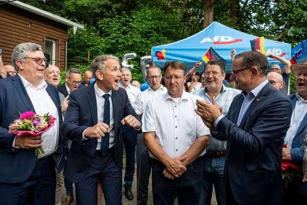 Bilder des Jahres 2023, News June 06 News Themen der Woche KW25 News Bilder des Tages STICHWAHL ZUM LANDRAT IN SONNEBERG 25 06 2023 - Sonneberg: Die Stichwahl zum neuen Landrat des Landkreises Sonneberg am 25. Juni 2023 in Sonneberg (Thüringen). V.l.n.r. Carsten Hütter, Björn Höcke (AfD), AfD-Landratskandidat, Robert Sesselmann, und MdB Tino Chrupalla (AfD) jubeln nach dem Wahlsieg in der Frankenbaude. _________________