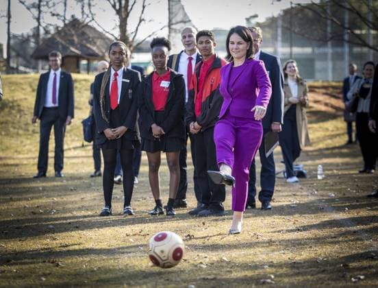 News Themen der Woche KW26 Bilder des Jahres 2023, News 06 Juni News Bilder des Tages Annalena Baerbock (Buendnis 90 Die Gruenen), Bundesaussenministerin, besucht die Deutsche Schule in Pretoria. Hier beim Fussball spielen mit Kindern. Pretoria Suedafrika Copyright: xThomasxKoehlerx