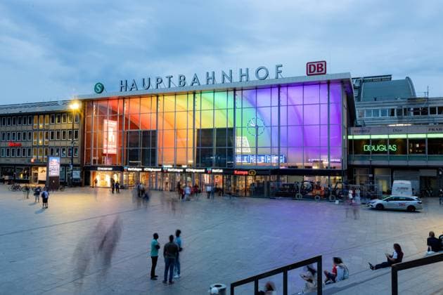Entertainment Themen der Woch KW26 News Themen der Woche KW26 Bilder des Jahres 2023, Entertainment 06 Juni Entertainment Bilder des Tages News Bilder des Tages Pride Month im Kölner Hauptbahnhof. Die Eingangshalle des Bahnhofs erstrahlt im seit dem 01. Juni 2023 jeweils ab 21 Uhr in den Regenbogenfarben. Die Illumination ist bis zum Christopher Street Day CSD vom 07. Bis 09. Juli 2023 zu betrachten. 27.06.2023 Köln NRW Deutschland
