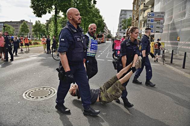 News Themen der Woche KW26 Bilder des Jahres 2023, News 06 Juni News Bilder des Tages 28.6.2023 Die Letzte Generaion in Mannheim Mitglieder der Aktivistengruppe Letzte Generation versuchen in Mannheim eine Strassenblockade, die von der Polizei schnell aufgelöst wurde. Einige Aktivisten wurden von der Strasse getragen, alle Teilnehmer der Aktion erhielten temporäre Platzverweise. Mannheim Wasserturm Baden Württemberg Deutschland