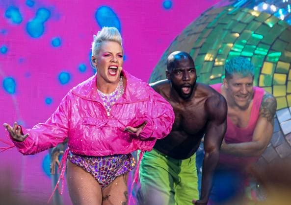 Entertainment Themen der Woch KW26 Bilder des Jahres 2023, Entertainment 06 Juni Entertainment Bilder des Tages 28.06.2023, xlakx, Entertainment Musik,Pink - Summer Carnival Tour emspor, v.l. Am Mittwochabend spielt Rocksaengerin Pink (buergerlich Alecia Beth Moore) im Berliner Olympiastadion das zwölfte von 61 Konzerten ihrer aktuellen Summer Carnival Tour. Berlin