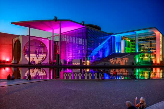 News Themen der Woche KW26 Bilder des Jahres 2023, News 06 Juni News Bilder des Tages Film- und LichtÂ­projektion im ParlamentsÂ­viertel Deutschland, Berlin Sommer 2023: Die Fassade des Marie-Elisabeth-Lüders-Hauses als Lichtspielbühne der halbstündige Installation mit den Titel Dem deutschen Volke Eine parlamentarische Spurensuche. Vom Reichstag zum Bundestag.