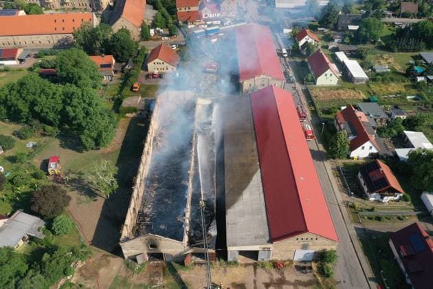 News Themen der Woche KW26 Bilder des Jahres 2023, News 06 Juni News Bilder des Tages 29.06.2023 Sachsen-Anhalt Sachsen Anhalt Saalekreis Saalkreis Foto Beesenstedt Brand einer Lagerhalle Feuerwehr Polizei Löschtrupp löschen Feuer freiwillige Kameraden Luftbild Luftaufnahme Rettungsdienst