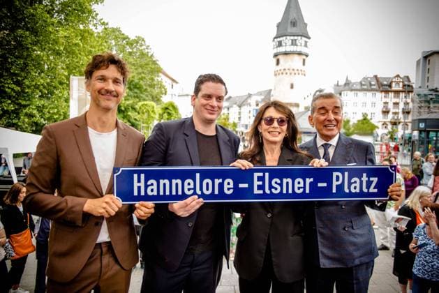 Entertainment Themen der Woch KW26 Bilder des Jahres 2023, Entertainment 06 Juni 30.06.2023 xesx Frankfurt am Main, Die Stadt Frankfurt hat Platz für die verstorbene Schauspielerin Hannelore Elsner eingeweiht Bild zeigt Schauspieler Florian David Fitz, Son Dominik Elsner, Schauspielerin Iris Berben und Moderator Michel Friedman mit dem Straßenschild